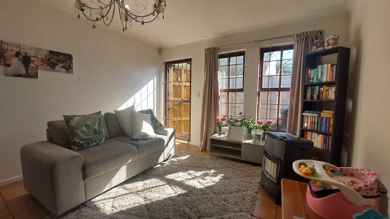 To Let 2 Bedroom Property for Rent in Oakglen Western Cape